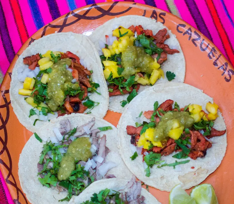 Tacos al pastor en plato de papel